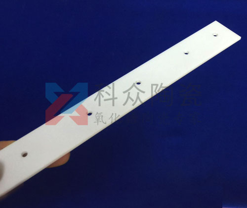 在獲得高純氧化鋁粉體后如何燒結制備胚體？